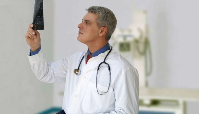 Dokter ënnersicht Röntgenstrahlung fir Hals Schmerz ze diagnostizéieren